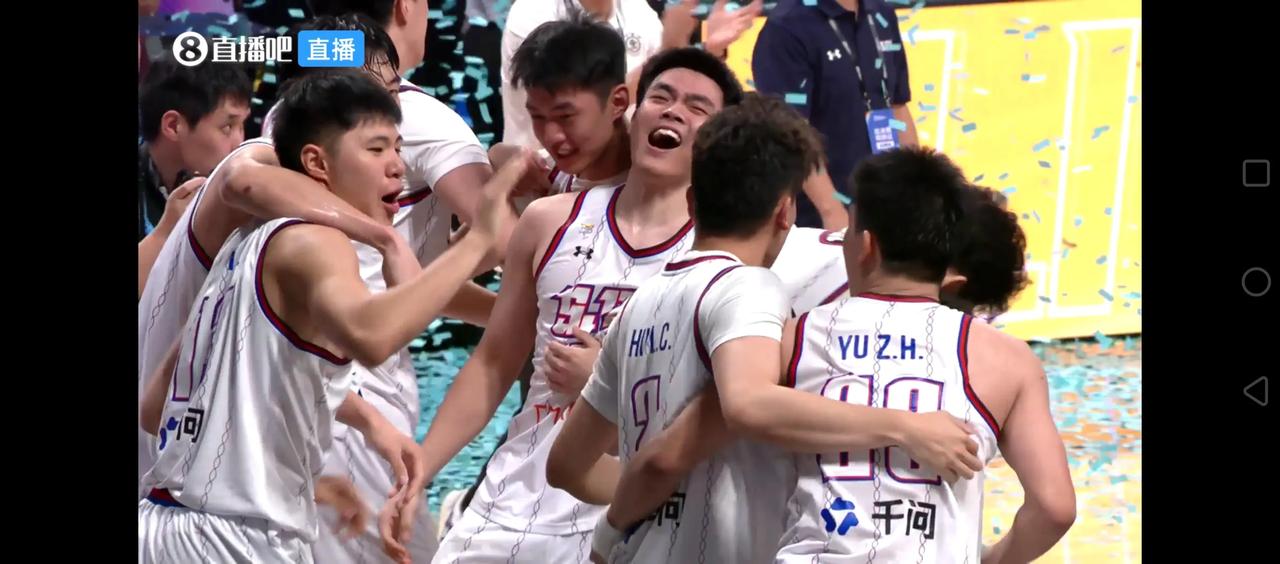 哇哦！赢了！赢了！赢了！上交险胜政大！2026亚洲大学生篮球联赛冠军！[呲牙][