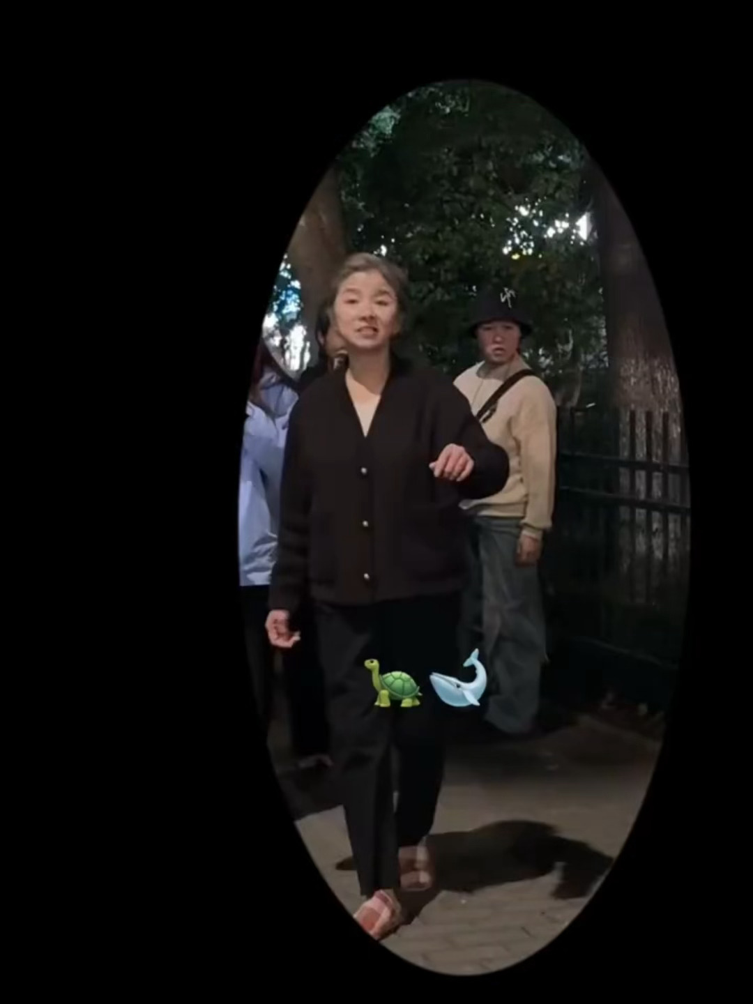 迟蓬老师下班路过还特意返回来和粉丝们夸了一下她的好大儿：“黄景瑜人好戏好我也爱他