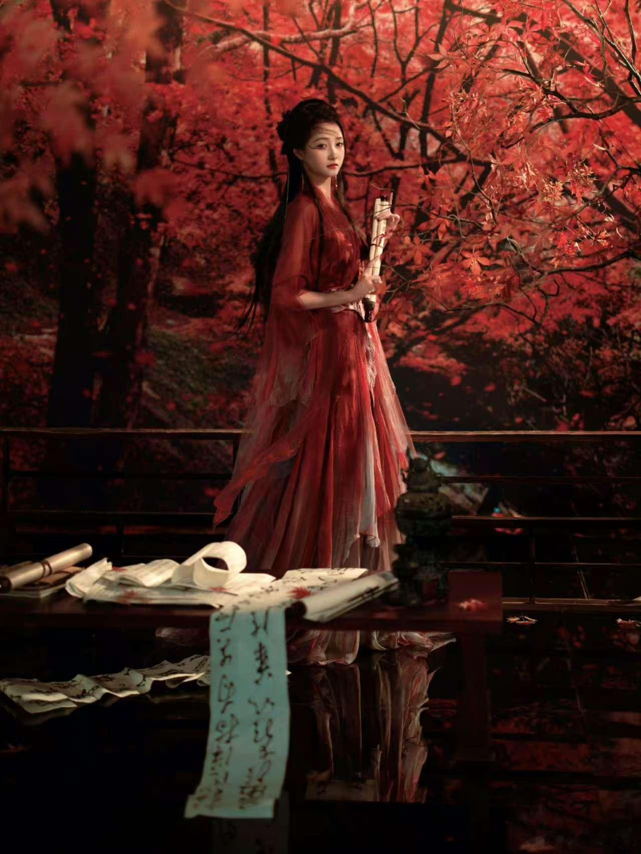 关晓彤提笔写诗关晓彤身穿红衣的翩翩少女关晓彤身穿红衣的翩翩少女，提笔写诗，[太开