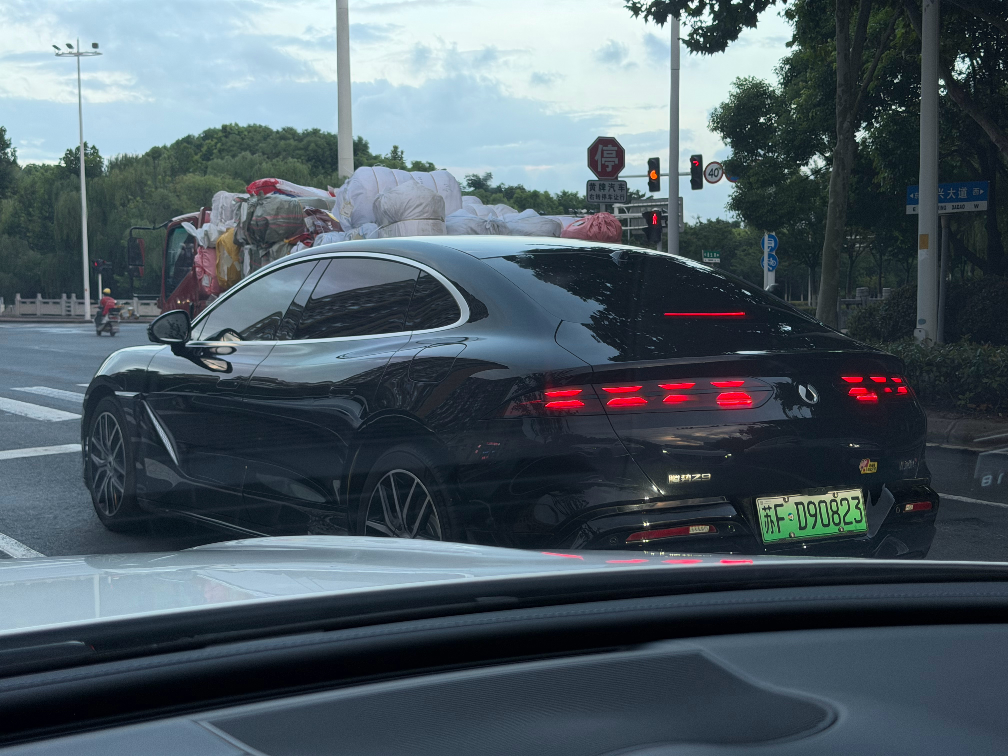 这车是真的少见，腾势Z9，不带GT，这不是挺帅的吗？怎么买的人这么少 ​​​