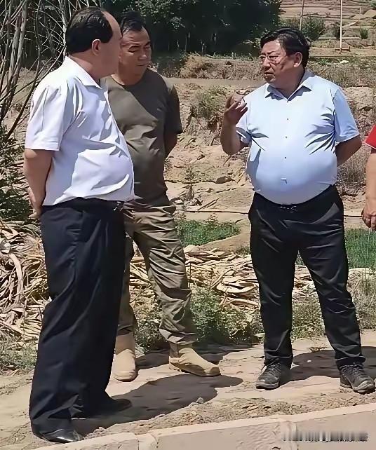 建议给为人民服务的官员办公场所安装健身器，让他们锻炼一下身体，把肚子往回收缩一下