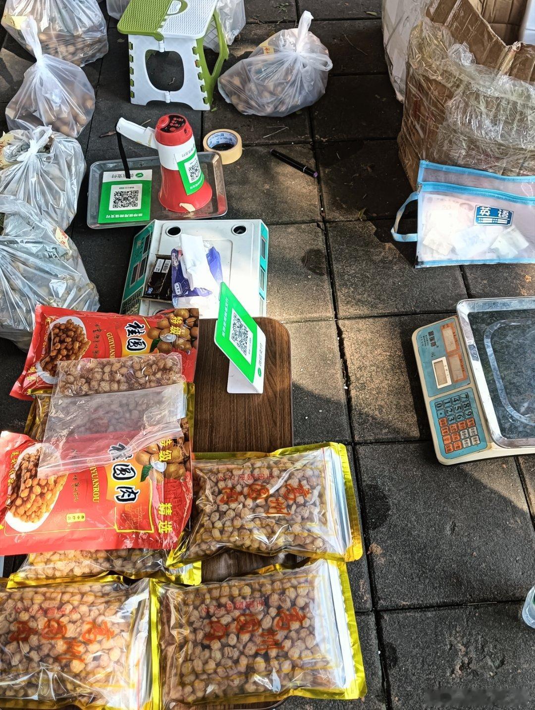 周末第一天就在摆摊！继大宝小宝后轮到我了，老公去送货，我得看着，其实除了热都还行