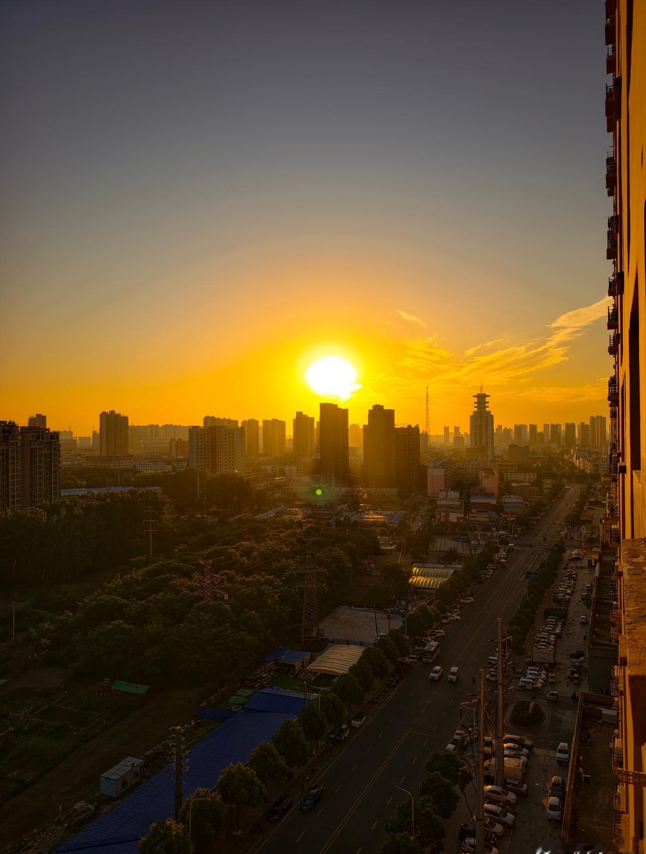 豫南家乡，此时才19℃，真舒服！

自今年入夏以来，河南一直比较凉爽。

起床！