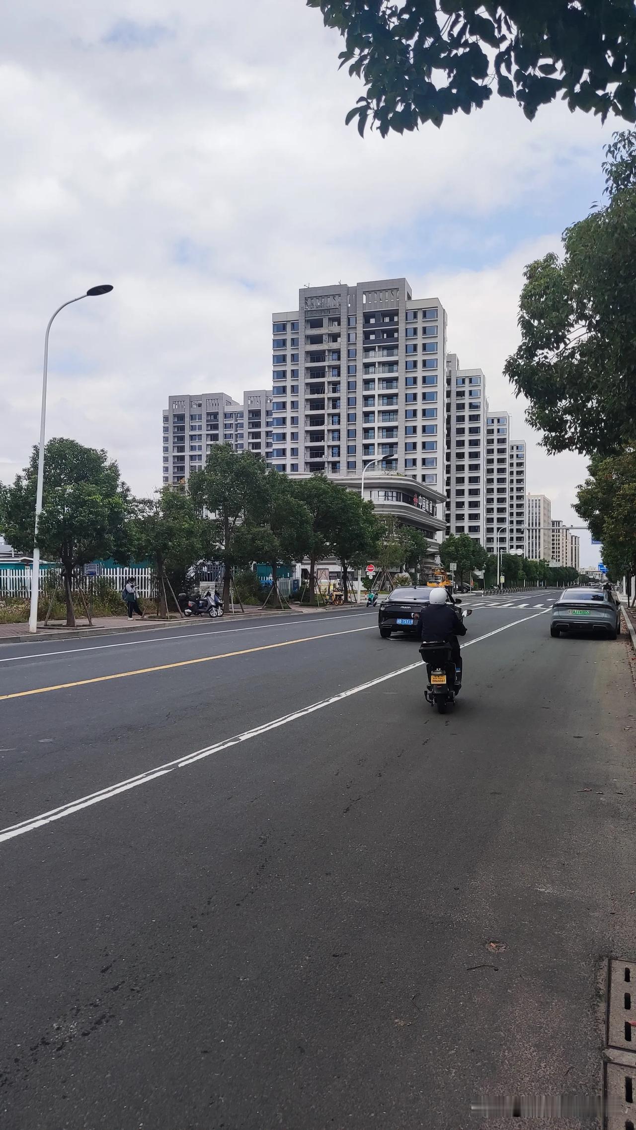 来到台州湾新区，这边的发展超过我的想象，除了遍地厂房外，高楼大厦也不少了，居住住