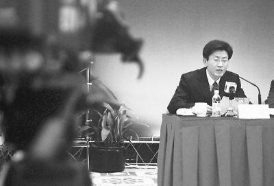 2006年，号称 “芯片天才” 的陈进，骗走国家十几亿科研经费，转头直接跑路美国