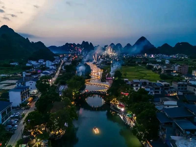 《七律    旅途遣怀》
幽怀难遣困愁浓，身世飘零似倦鸿。
观景无端成客景，听风