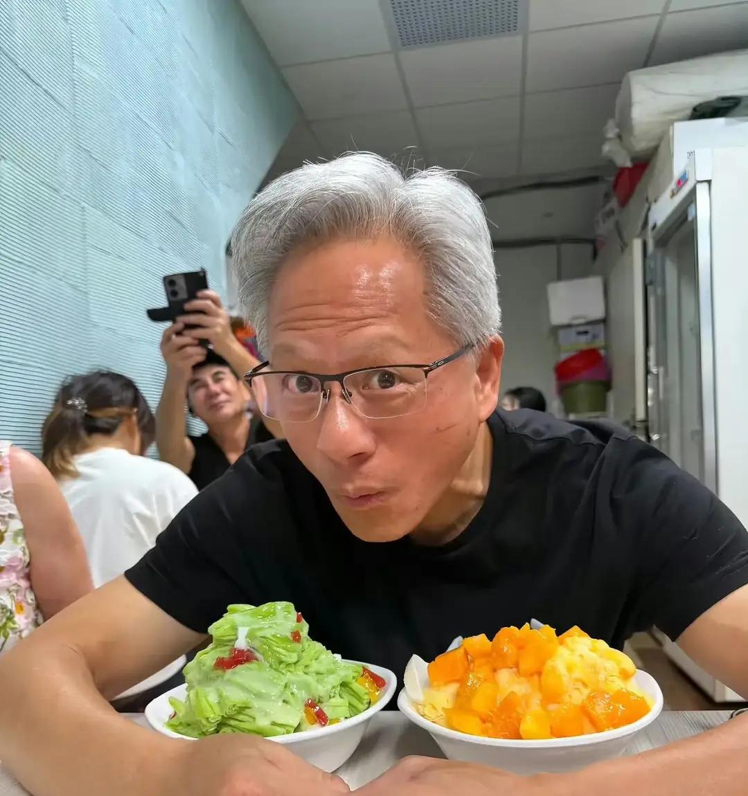 路人替老黄买单，老黄不装，张口就说，不用请我啦，我比较有钱！
换我，咋着也得客气