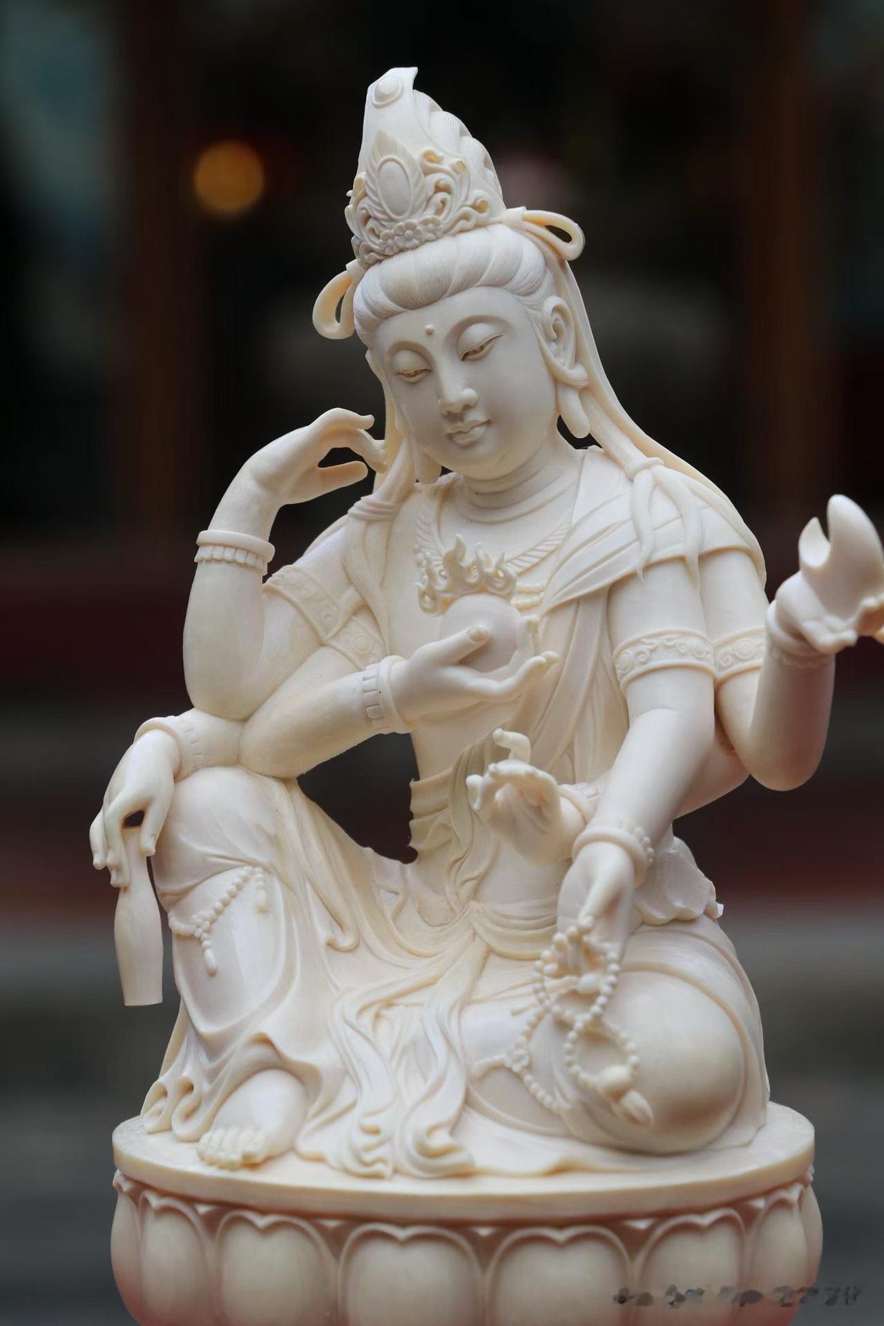 多臂造像，最考验的就是布局与平衡。

这尊猛犸六臂观音，六臂舒展，各持法器，层次