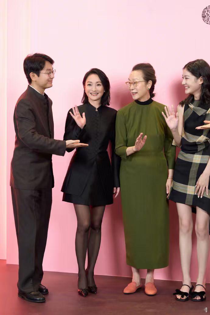 周迅还是那个周迅 时隔二十年，戛纳的灵动少女，在釜山长成自带故事感的姐姐，太有味