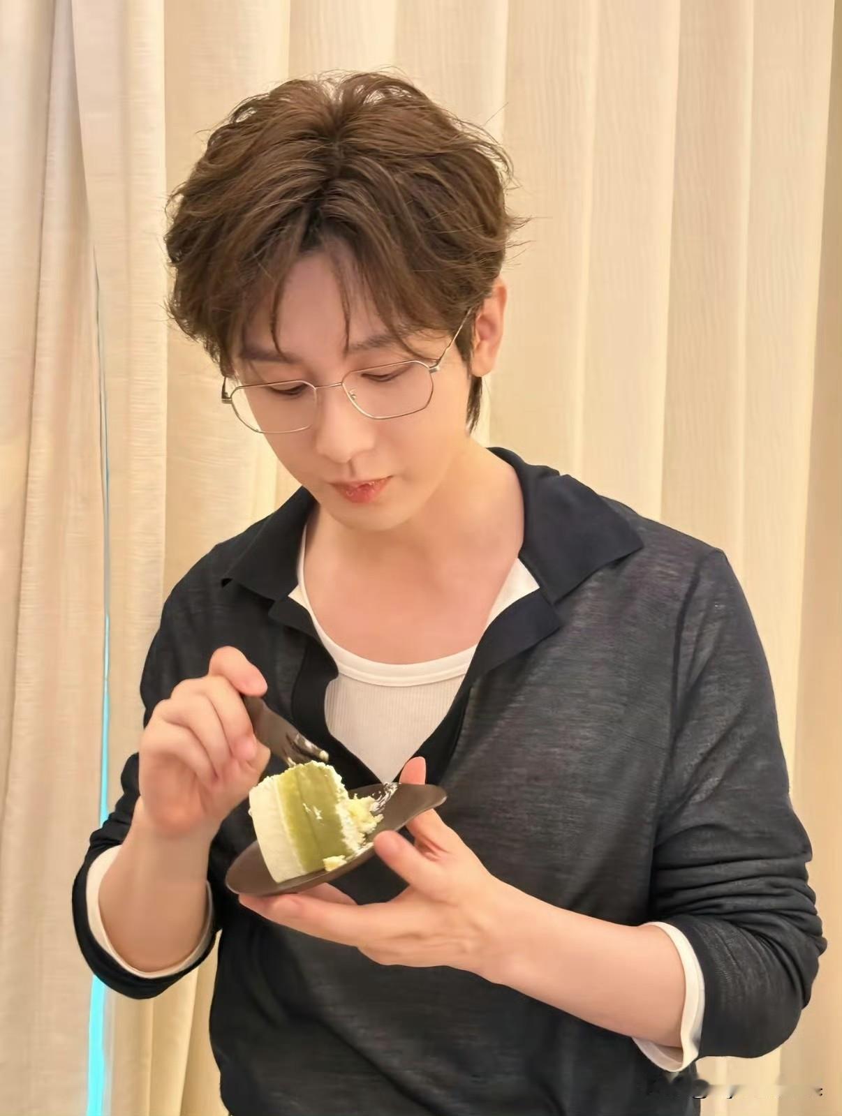 成毅这张吃小蛋糕的照片好有林彦廷的味道，成毅好像是吃完小蛋糕就去香港实习了吧？盲