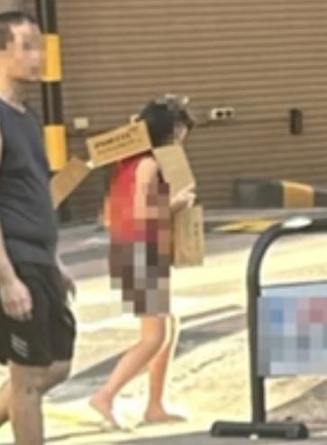 父亲把“小偷”“畜生”挂在一个13岁女孩胸前游街：她做错了什么？只是拿了哥哥的玩
