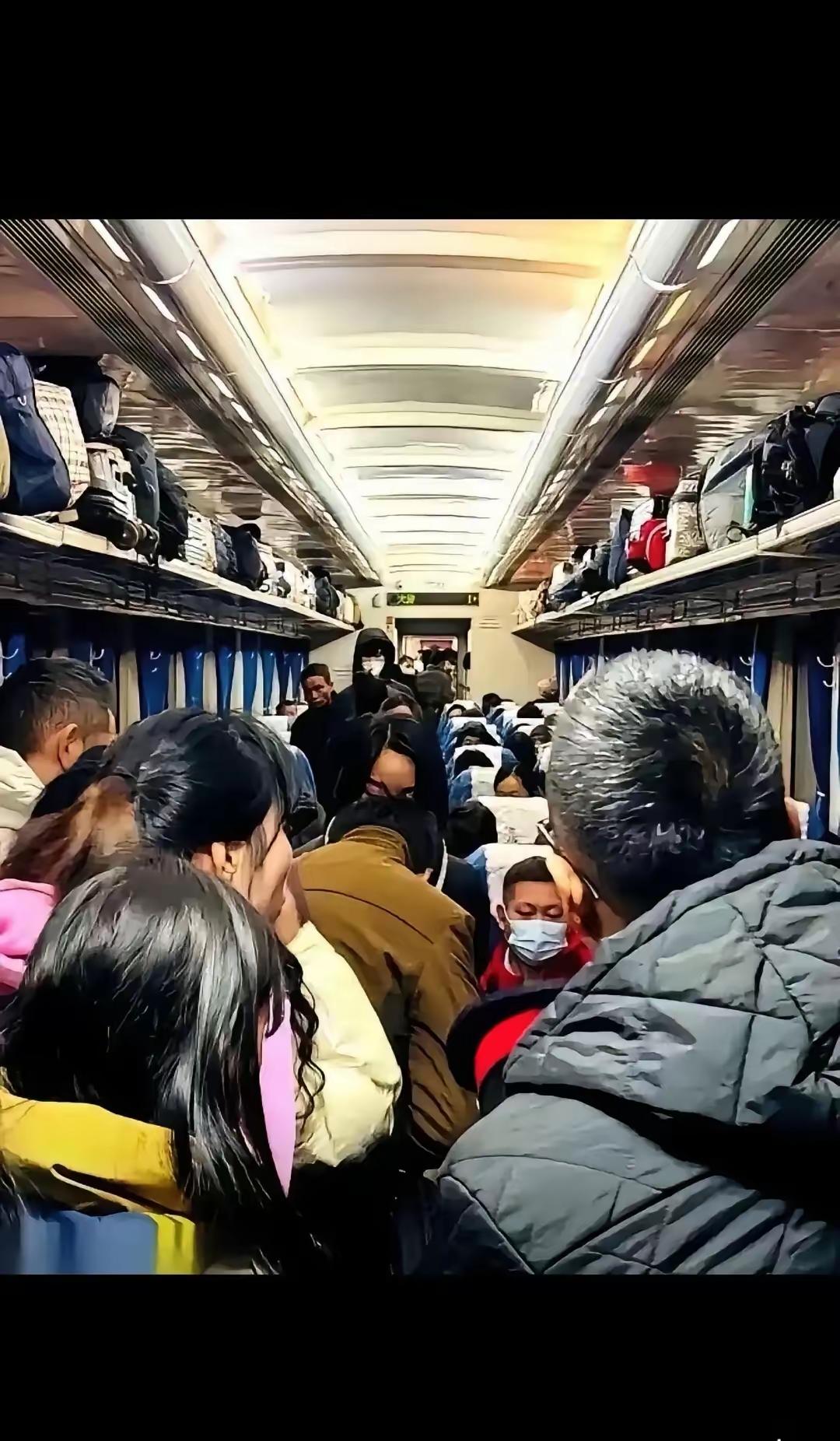 飞机看呆了，高铁想不通，
大巴更是一脸懵，
谁能想到春运的顶流，
居然是那趟哐当