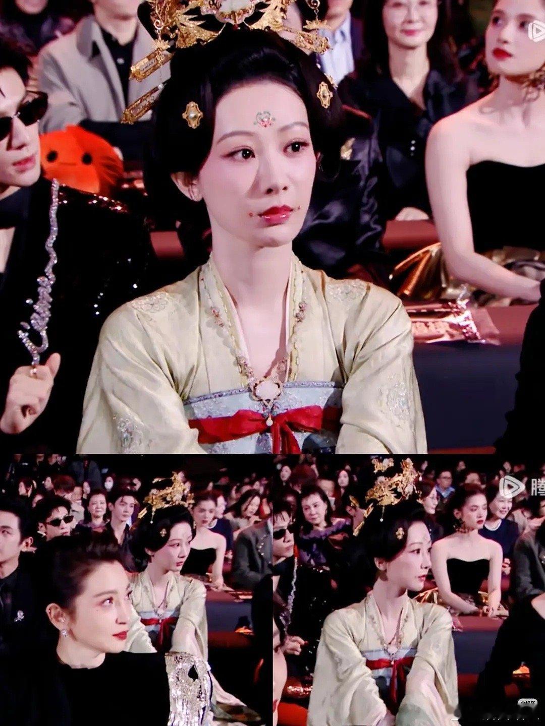 🍇穿戏服亮相去年微博之夜，现场尴尬感都要溢出来了！ 