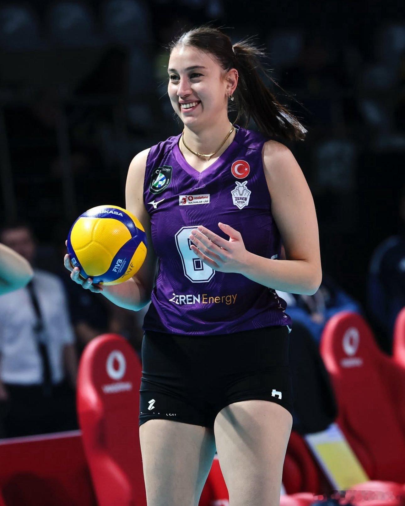 📌 库布拉·阿克曼未入选今晚欧冠对阵科内利亚诺的比赛阵容📌 尼萨·努尔·伊尔