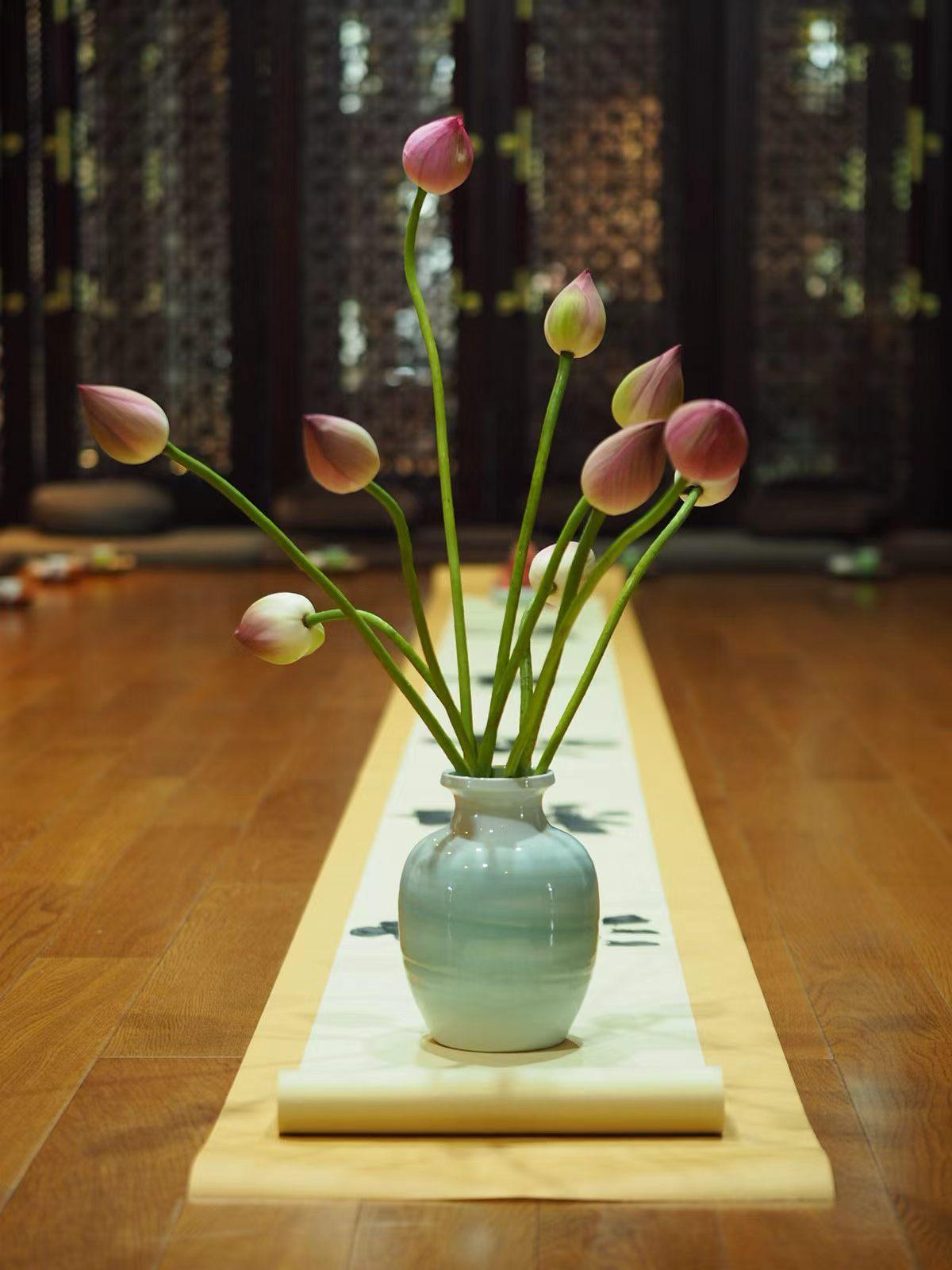 真心话茶局青瓷承荷，书卷铺案。几枝菡萏娉婷舒展，于静谧室隅敛尽清雅，浮生偷闲，心