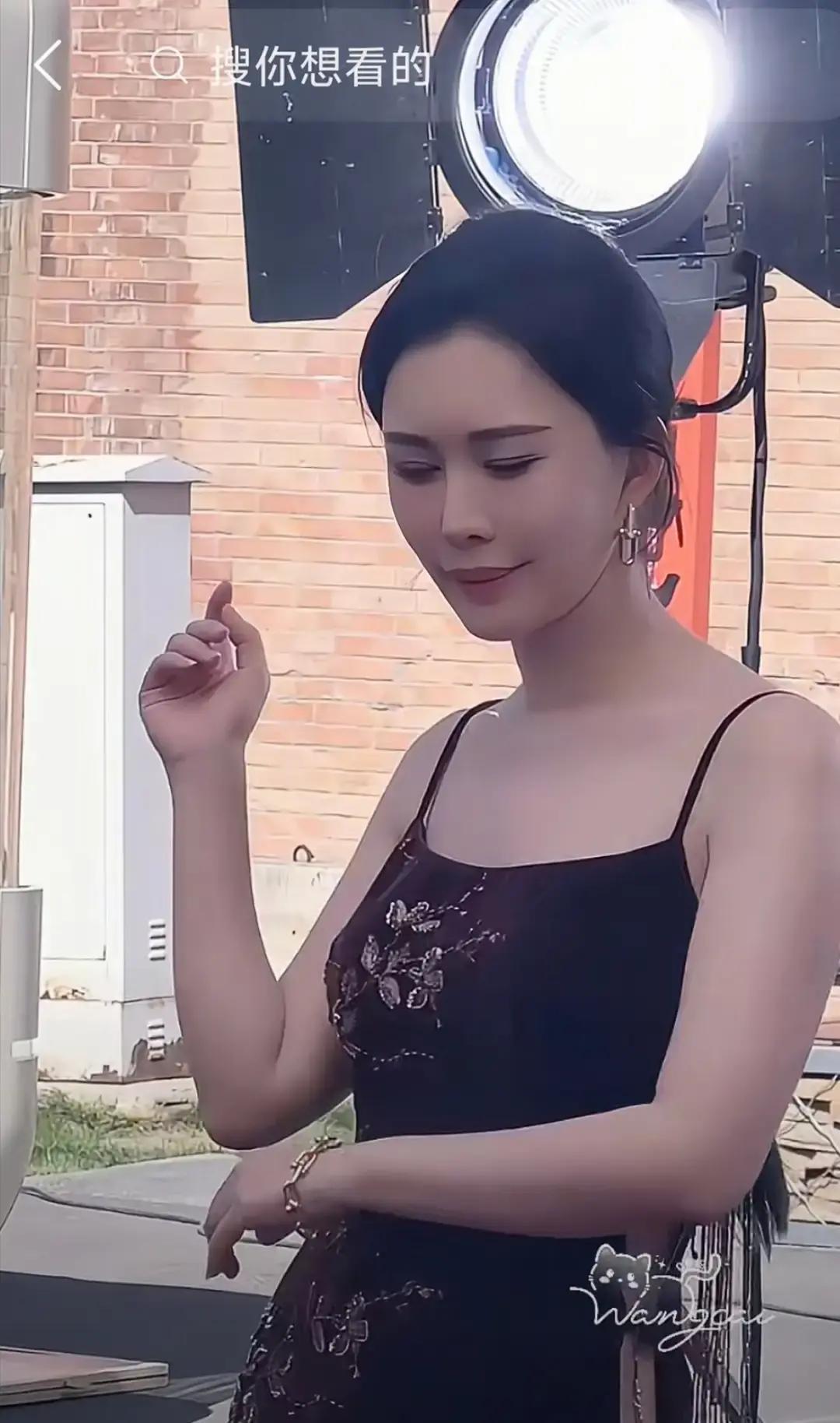 十分钟0.5%成交，领口太低被骂停播
 
田朴珺刚开播，弹幕就刷“太低了”。她立