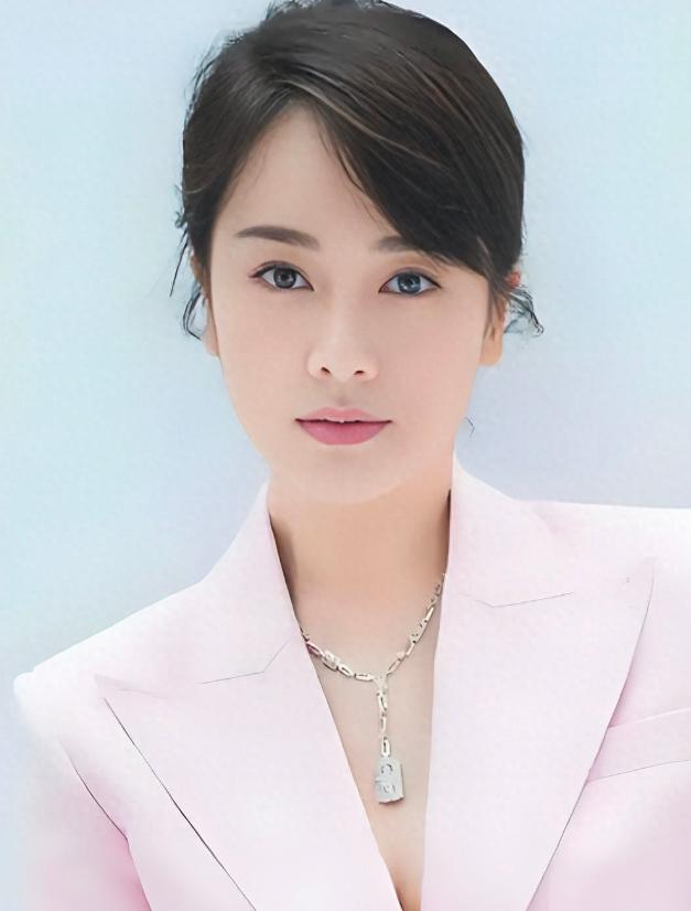 她曾是体操冠军，16岁被姜文带进娱乐圈，风流成性，绯闻多如雪花。

主要信源：（