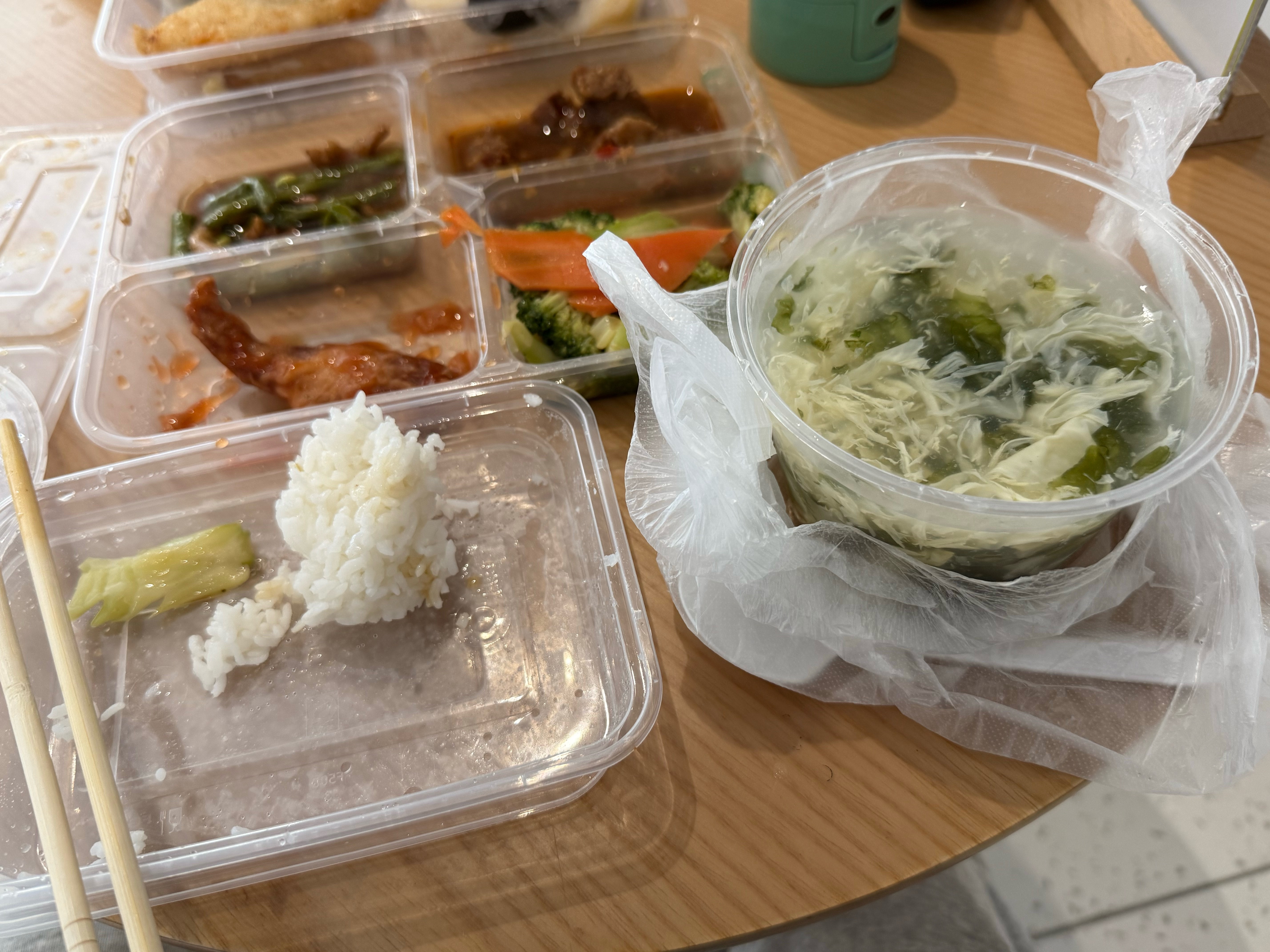 何小鹏开G7带乌啦啦吃妈妈的菜正在交付中心提G7中，第二次来蹭小鹏的饭菜[嘻嘻]