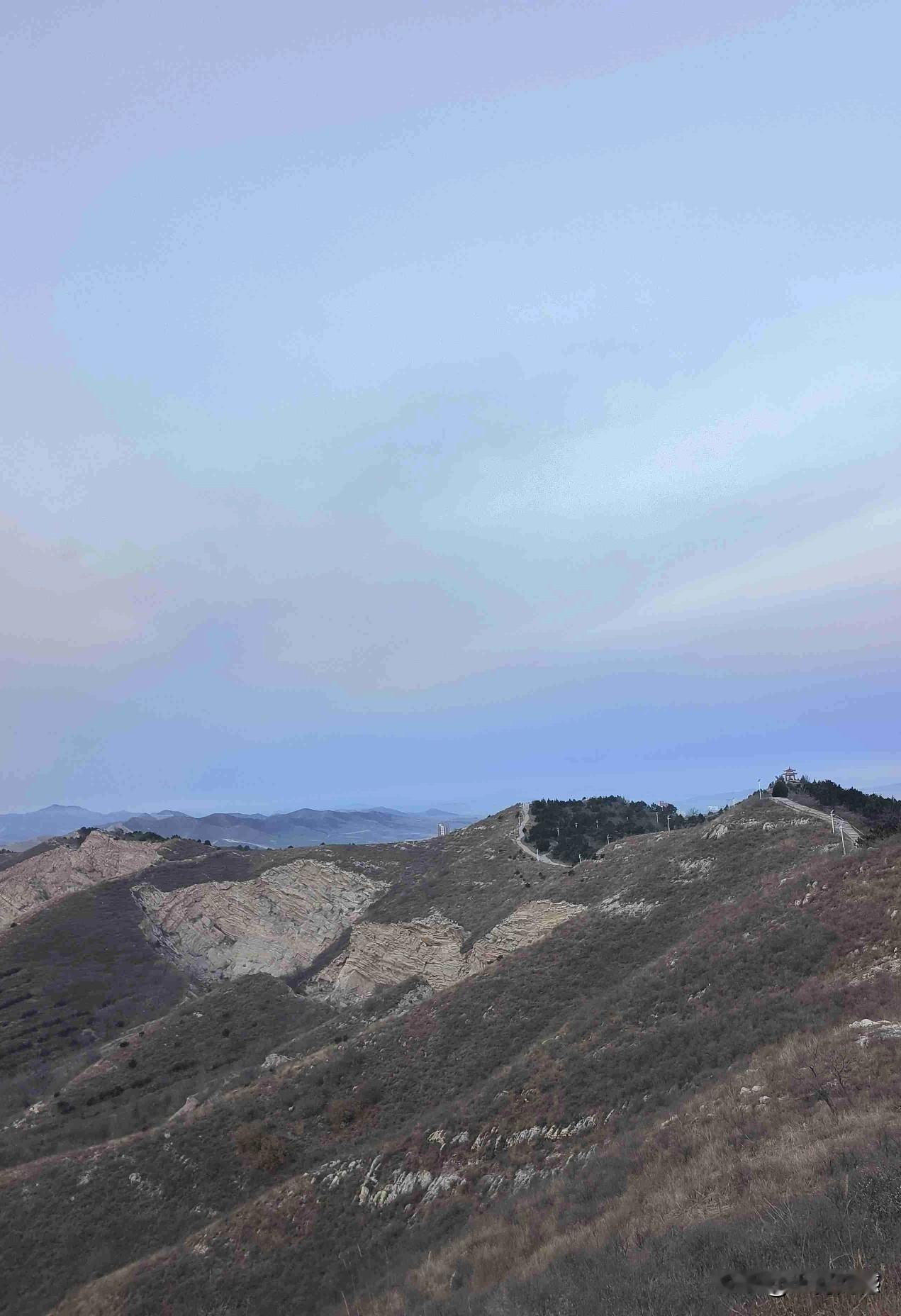 我的今日状态：😁轻松愉快
我这里的天气：🍂微风走在冬季的山上，一切都显得非常