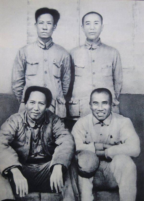 1937年拍摄于延安的一张珍贵合影。
前排左：毛泽东
​前排右：朱德
​后排左：