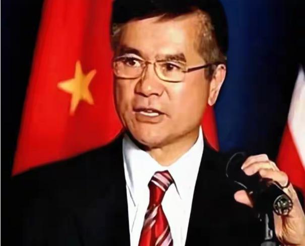 太无耻了！美国首位华裔州长骆家辉，家族三代都在美国奋斗，他当官时猛烈打压中国，辞