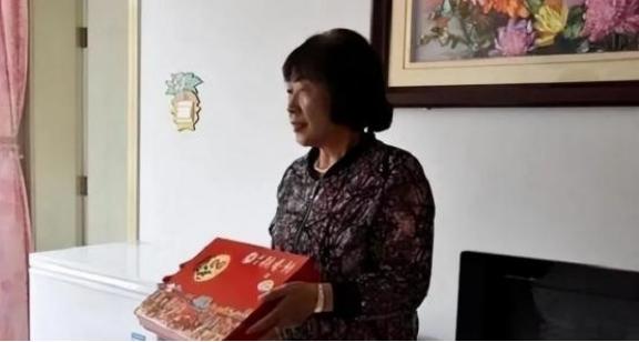 1987年，内蒙1男生考上大学，向女老师报喜，女老师高兴的从兜里掏出20块钱，塞