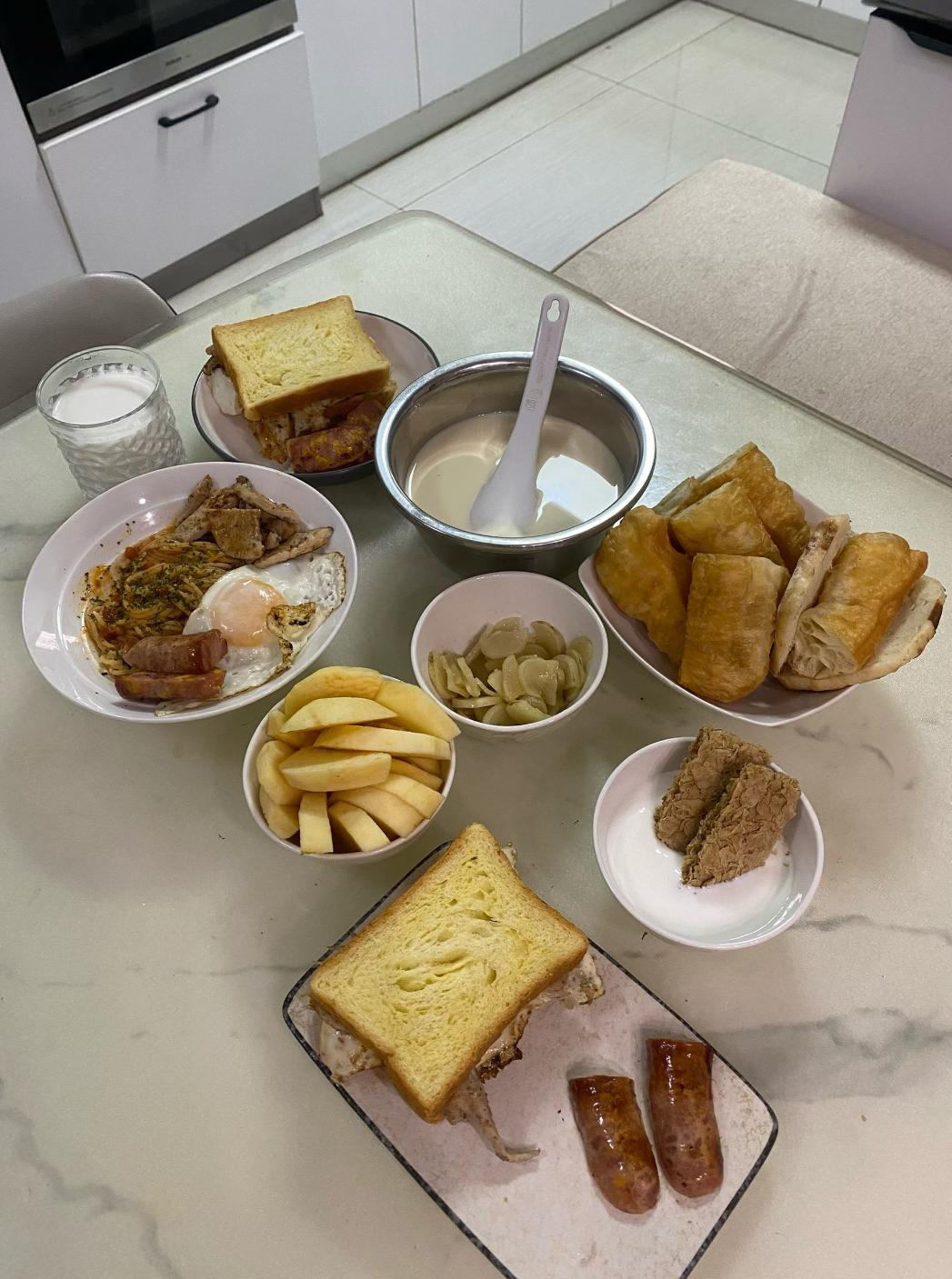 一家五口的早餐！
大儿子的酸奶燕麦三明治，二儿子的番茄肉酱意面，小闺女的三明治加