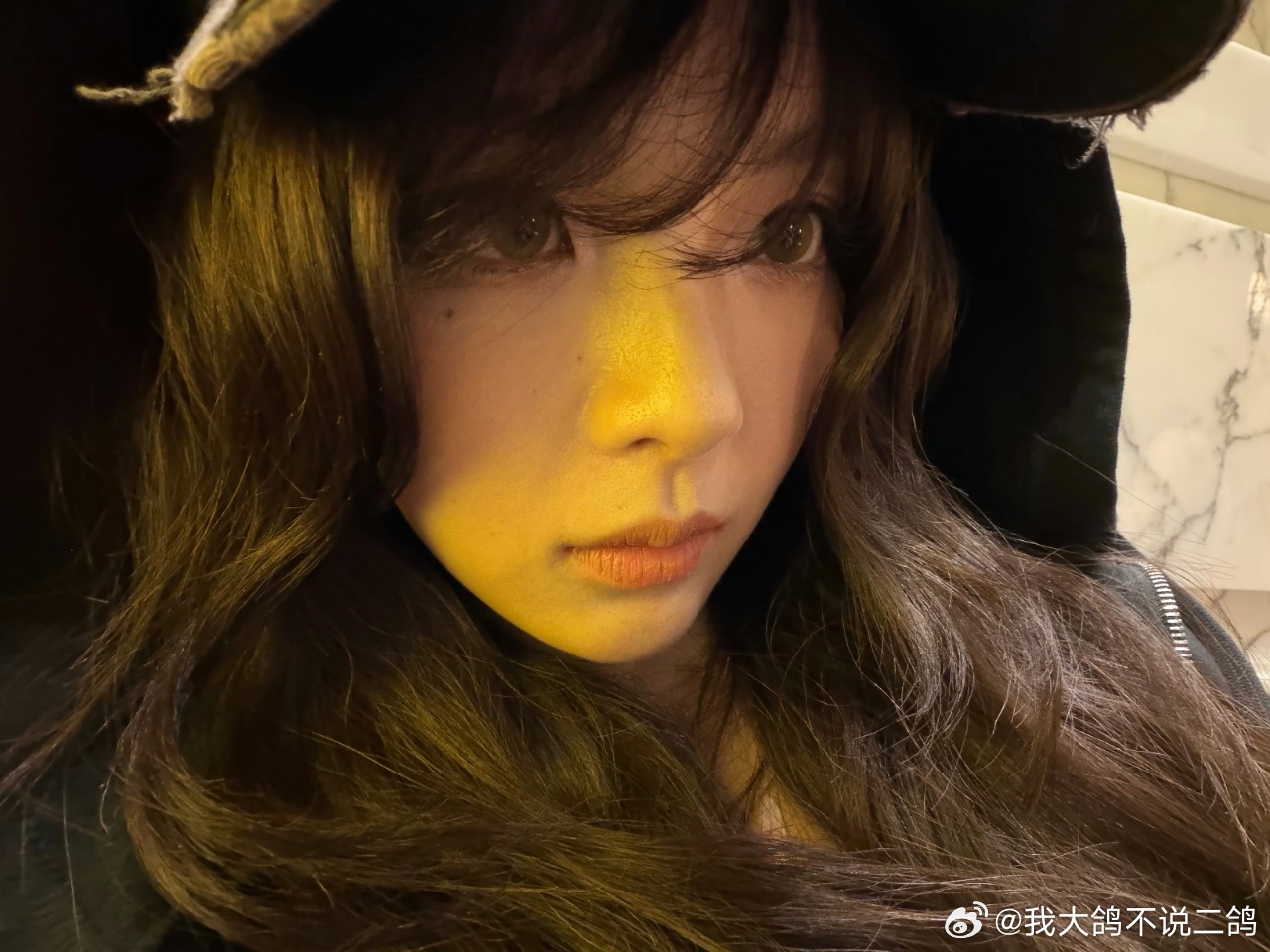 杨超越说打结像编手绳杨超越极品医灵根 外科结PK环节，杨超越带着美甲连打八个，动
