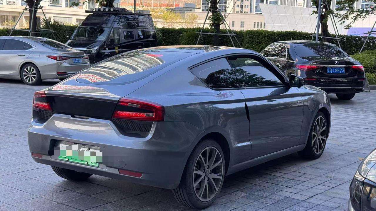 或许你不记得，零跑最早是做双门车起家的…
现在转变成清一色顾家车款
直至Lafa