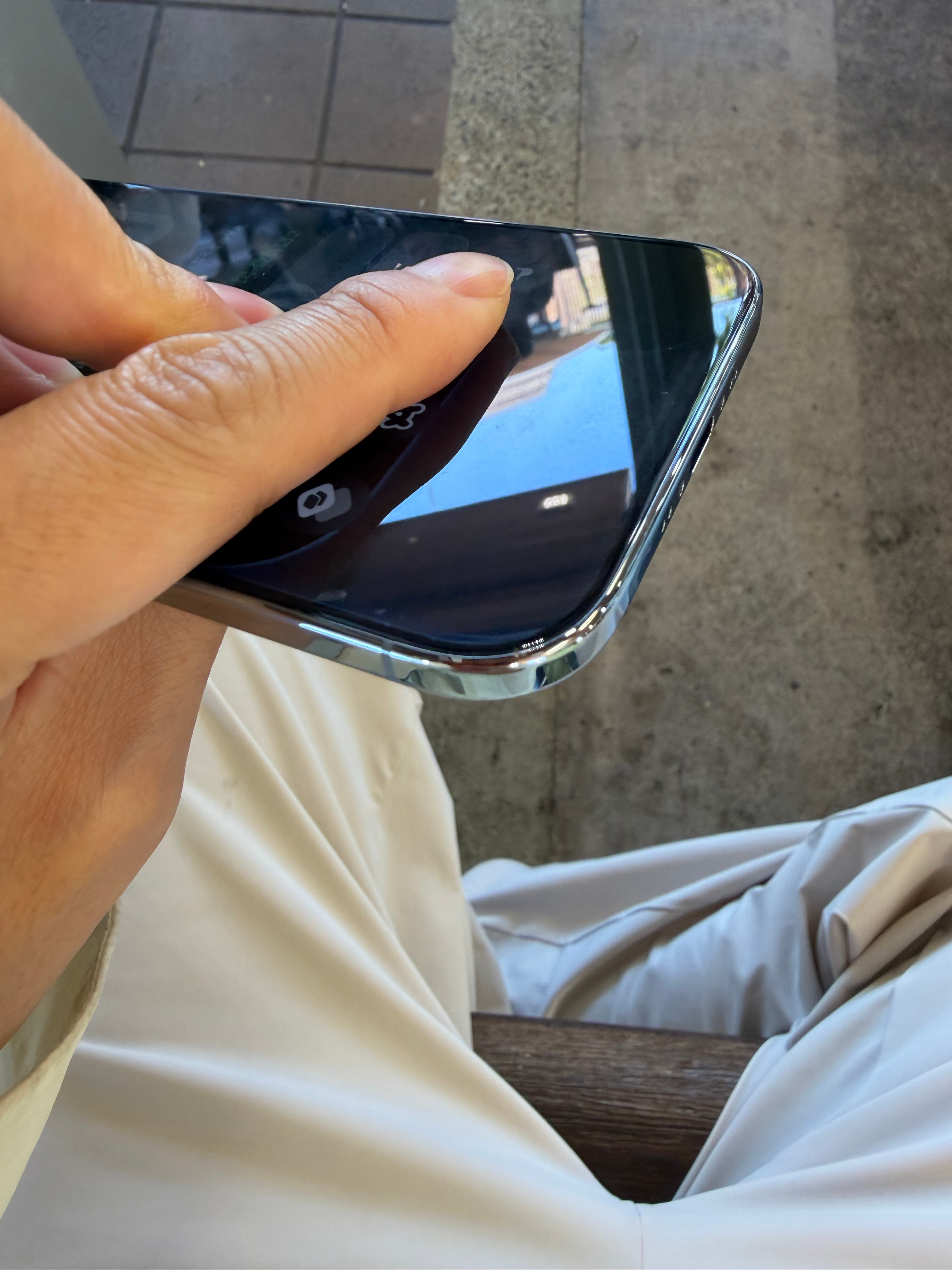 还是把 iPhone Air 摔了摔在水泥地上了…亮面钛金属确实是硬，但是摔完也