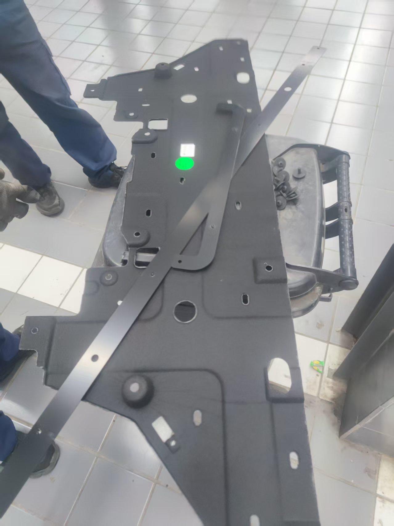 3月8日妇女节恰逢周末，终于抽空去给我的极狐T1装底盘护板了。
一月份提的车，刚