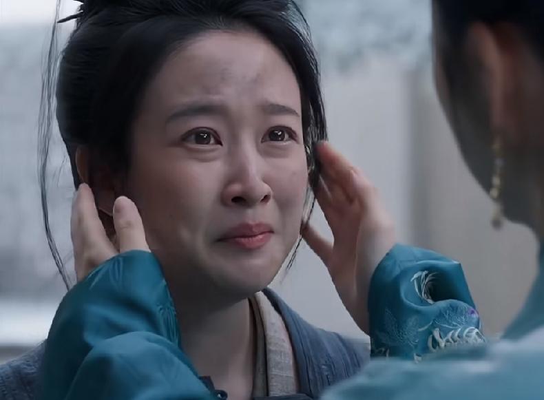 《兰香如故》兰香赶来向吕蕺儿看到她狼狈不堪的样子责怪自己来的太迟了！吕蕺儿没有怪