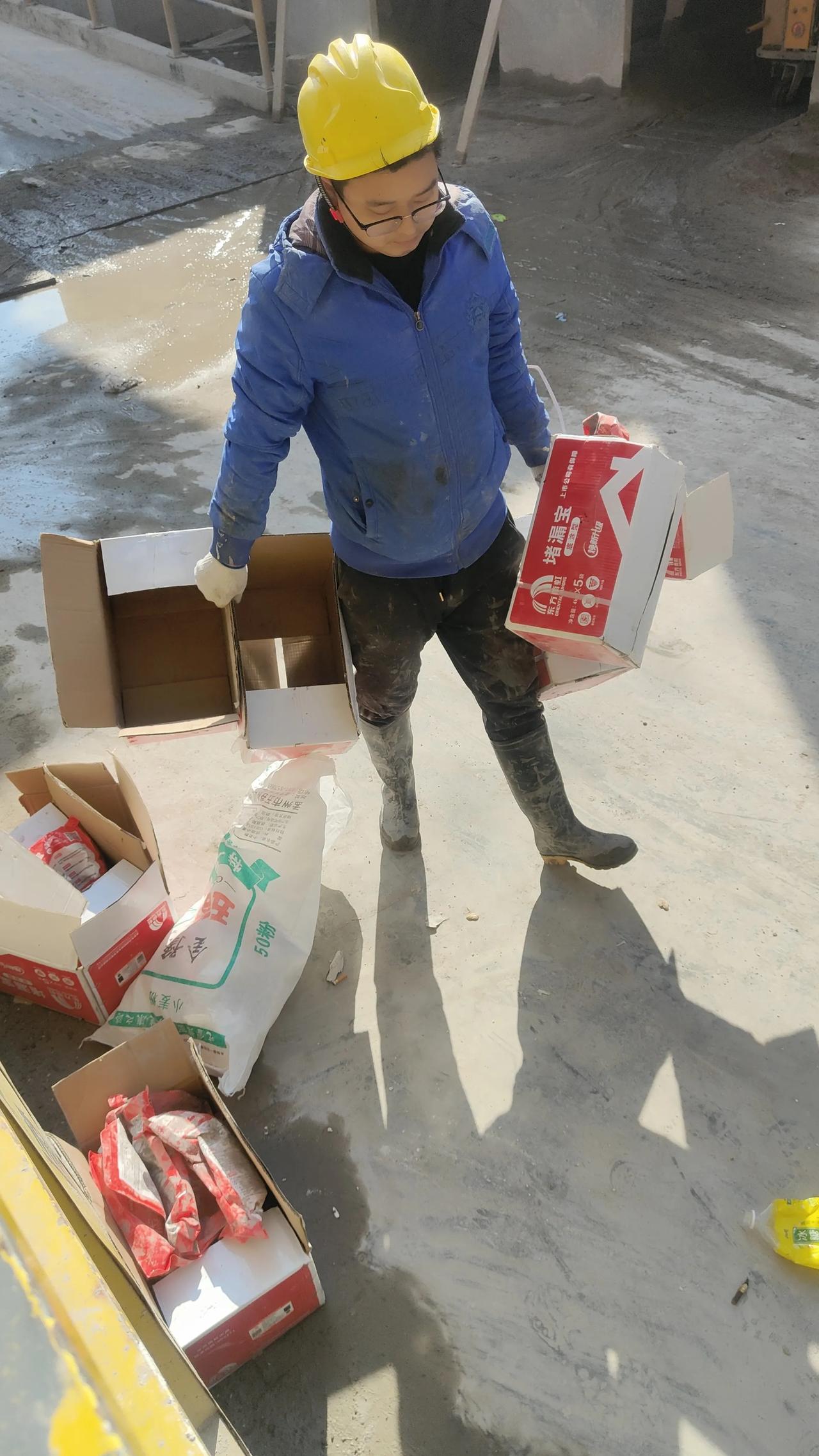 工地做小工真的太累
我的一个工友在上海工地打工做水电，很多年了，一直都是小工，最