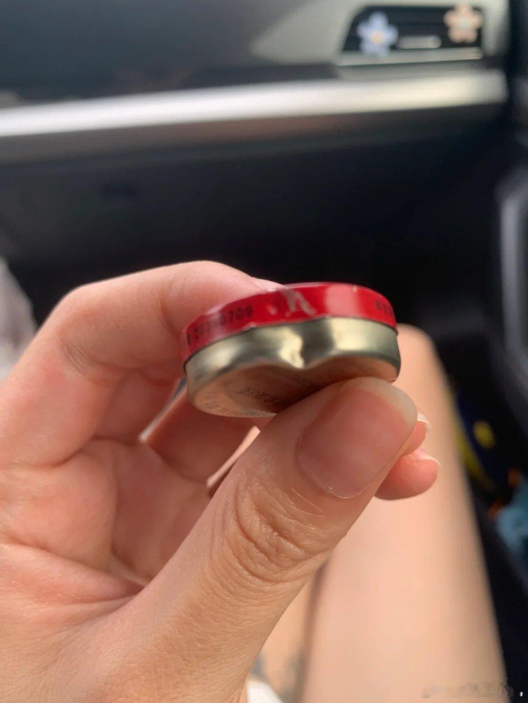 清凉油厂家回应盖子难打开是挺难开的，要不设计成螺蛳旋钮的吧，像这样撞一下更打不开