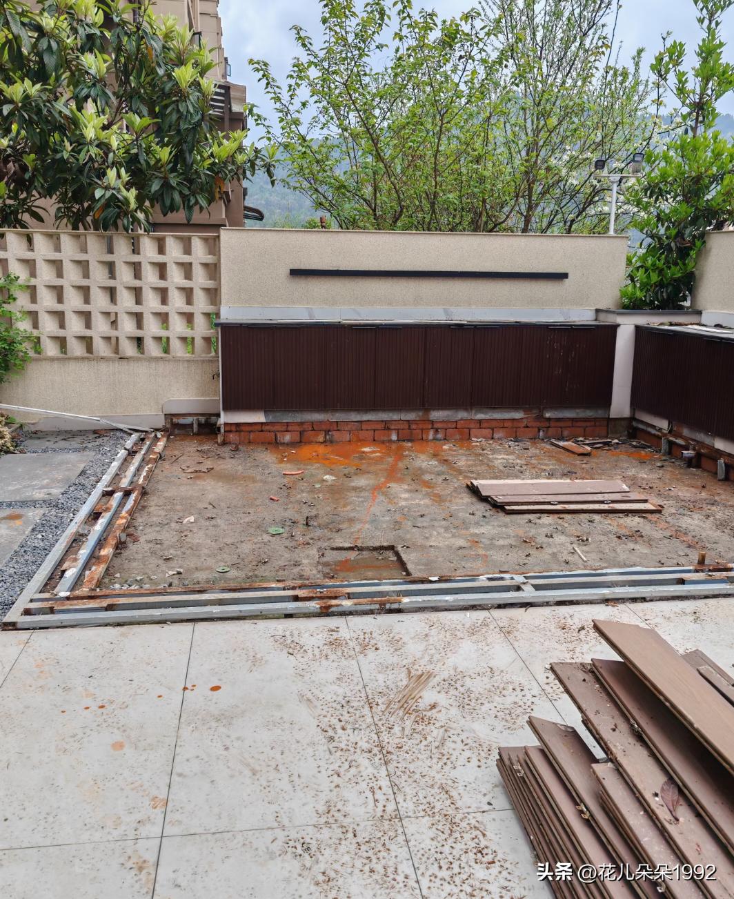 塑木地板，慎做！！
终于对我这个烂朽朽的塑木地板下手了，一刻也容忍不了，户外地台