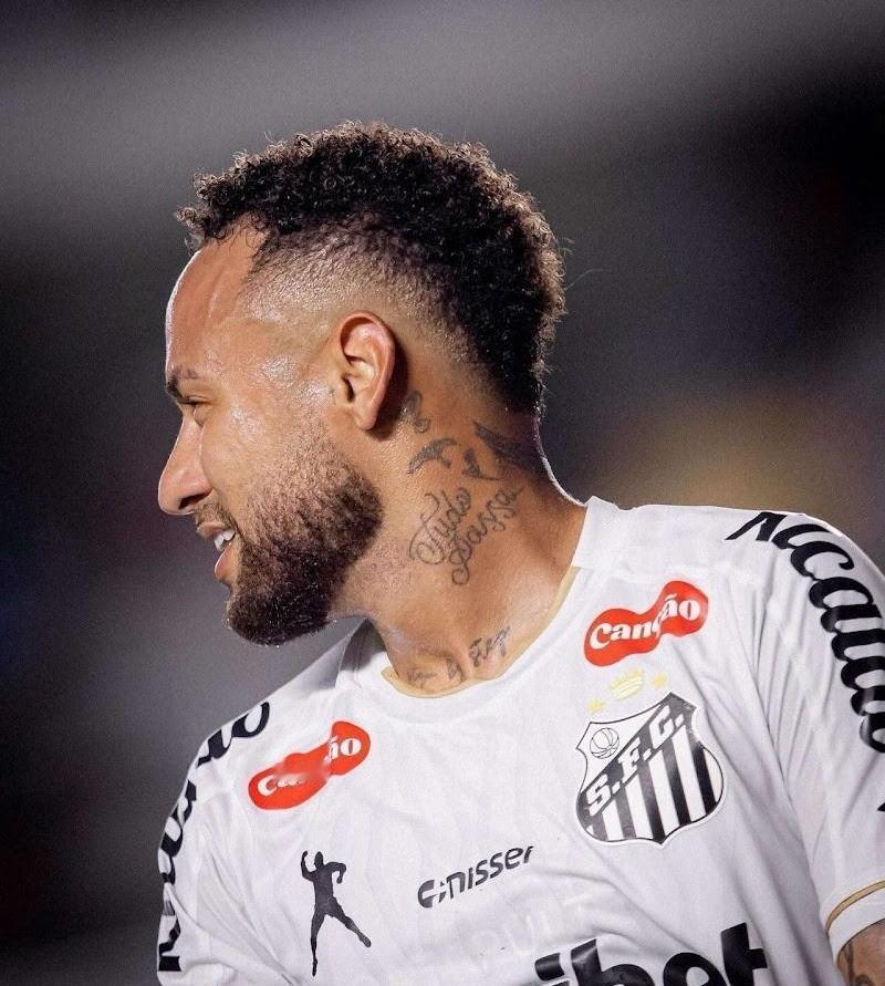 夏季转会时间还没到，内马尔 又成了自媒人的流量王。
         各类媒体都