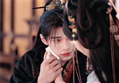 何与演疼我看着也疼何与的天怎么一直下雨爱情有时候就是个奇怪的东西，像是甘愿承受痛