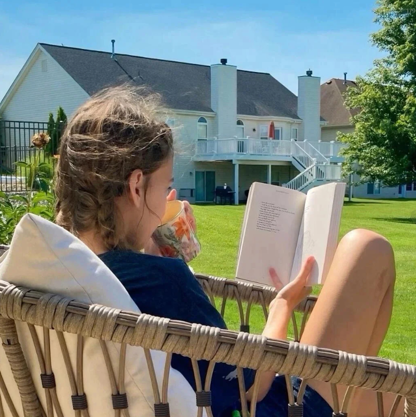 “天花板级别的短句文案  一句就够了 每天不重样”𝟭.“都是风景，幸会.”𝟮