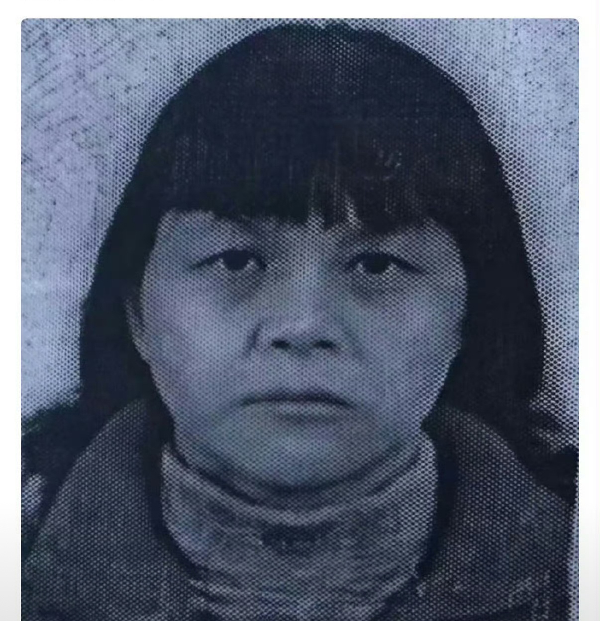 梅姨证件照曝光看到照片的第一反应不是和模拟画像有多少相似度而是好恐怖的感觉 ​​