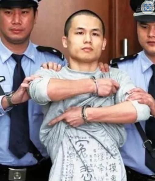 2013年，深圳市民警李才坤被判死刑。然而，面对镜头，他突然掀起上衣，只见背心上