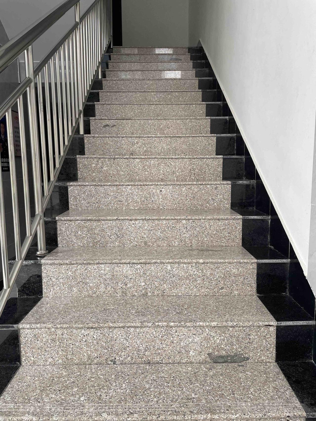 最近我们公司减肥的热潮一直很高，
所以我也不能落下了，每天开始爬楼梯。
平时都是