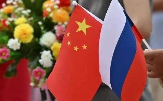 俄罗斯再这样被耗下去，会不会亡国？亡不亡国的，我不知道。但泽连斯基多撑一天，咱们