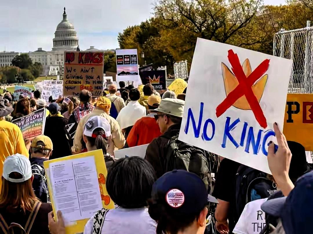 现实打脸来了，
美国50州全乱套，
900多万人上街，这次抗议要创历史了！
 