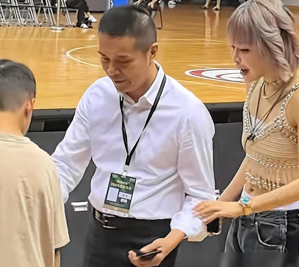 广东宏远老板娘如何实现“凤凰蝶变”
​
据了解，广东宏远老板娘今年50岁，最开始