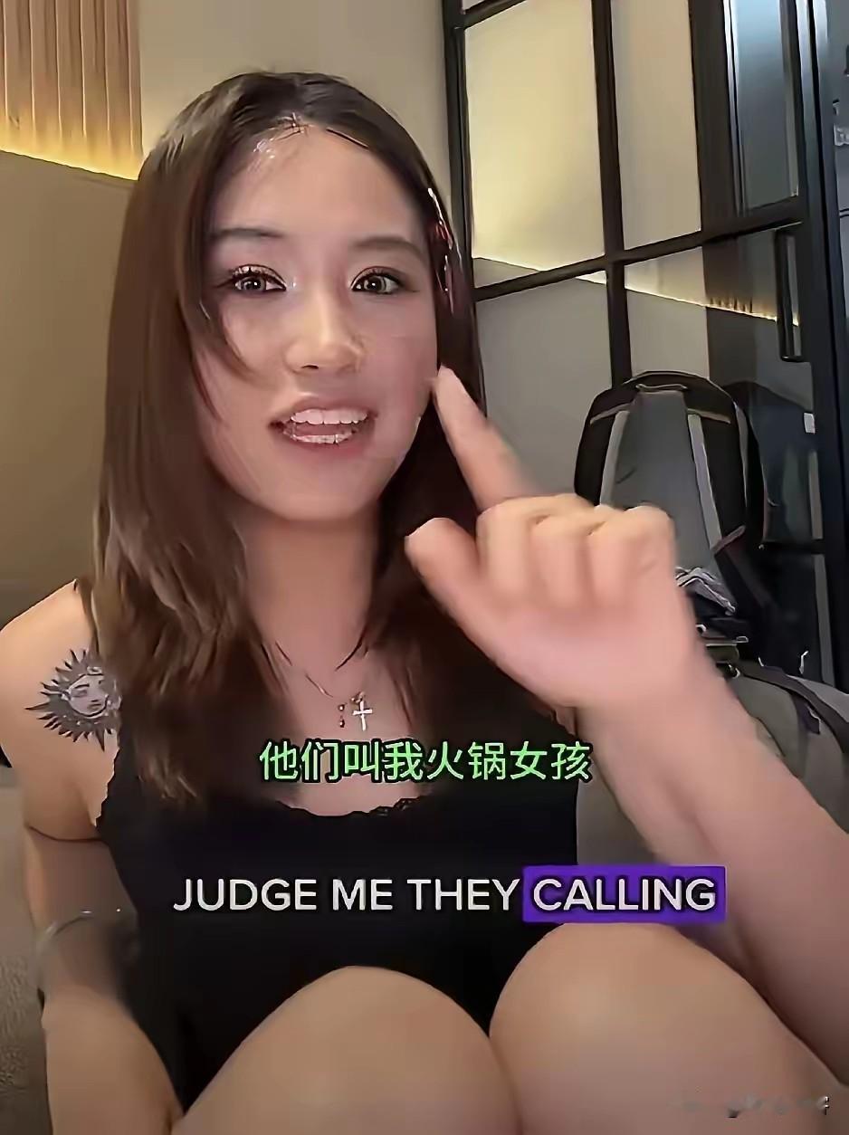 从国外回来的女流子都喜欢吐舌头，她跟老外一夜情还控制的不错，没有大尺度吐舌头，单