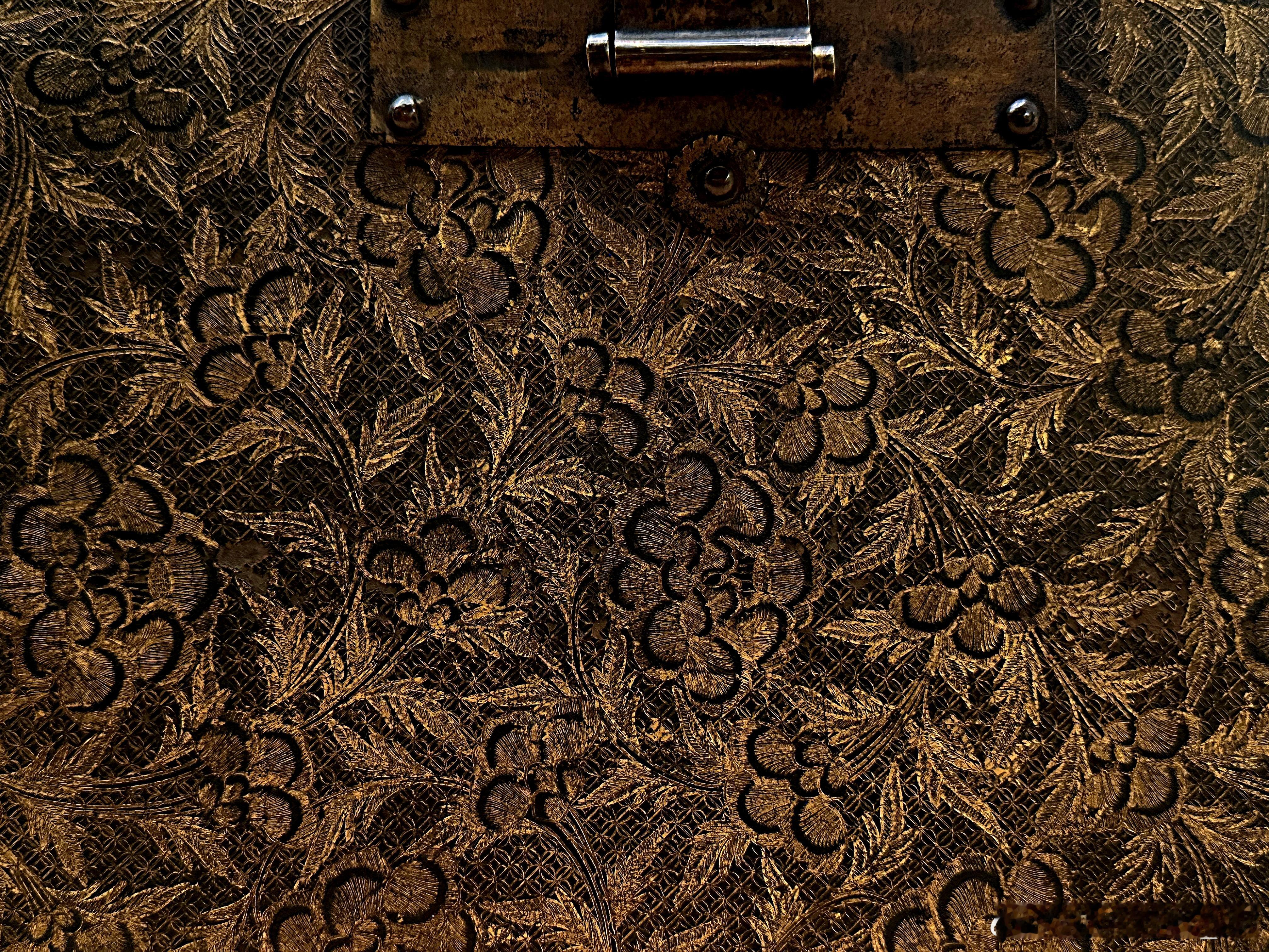 云看展 线条之美与金漆之美相结合的典范戗金漆器凭借精细的刻纹、明丽的金彩与沉稳的