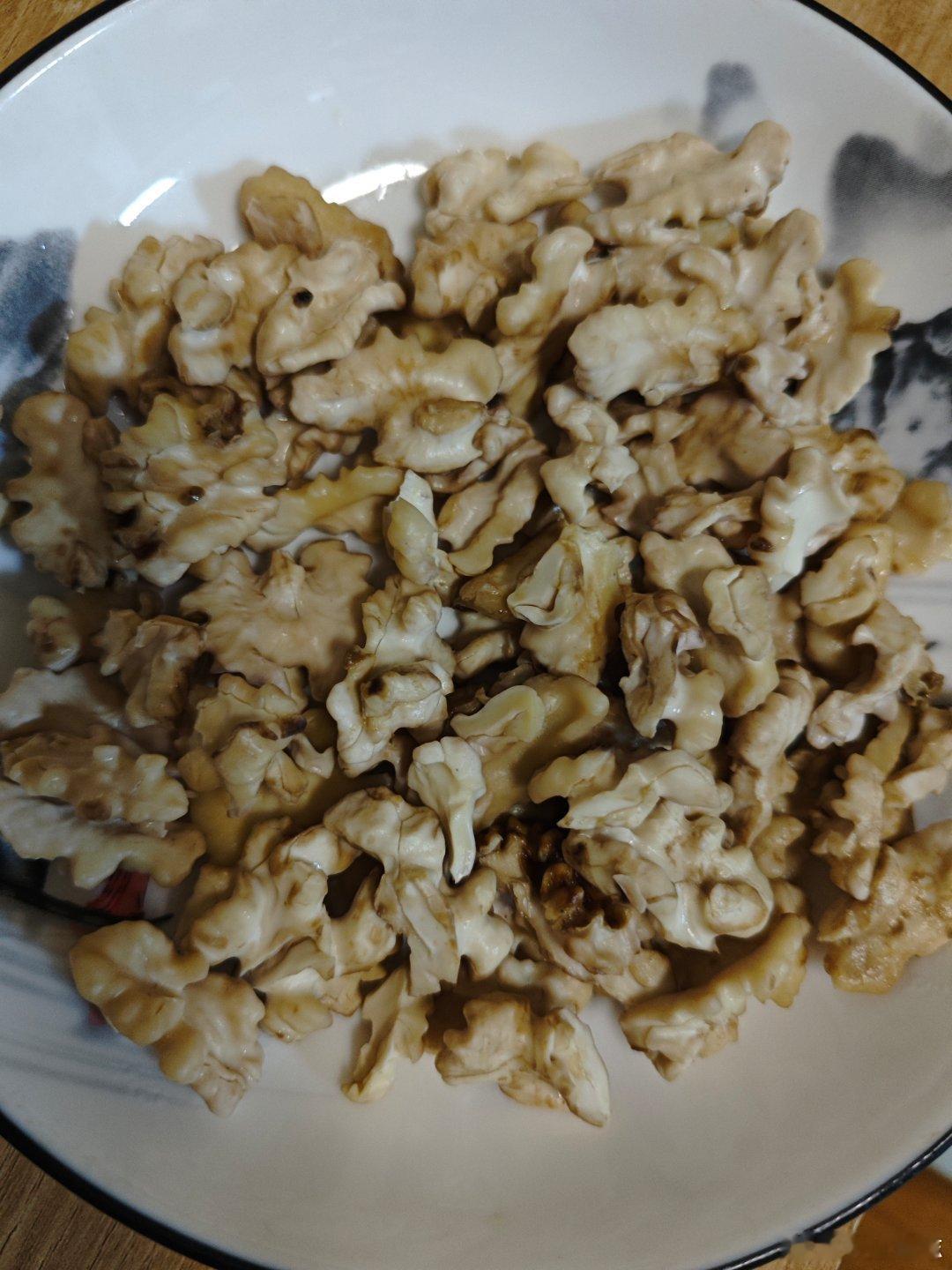 盐水核桃仁，好吃。花了一天时间，砸核桃，剥核桃衣，得到了一斤半核桃仁，简直舍不得