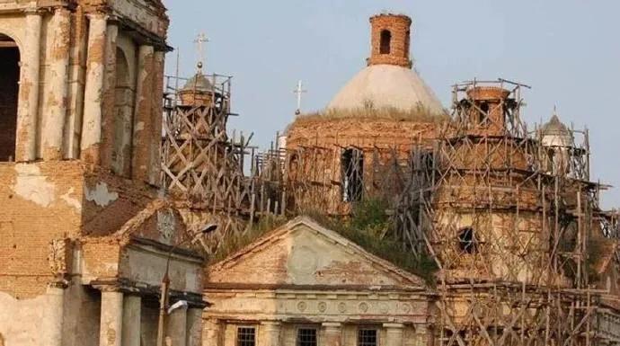 令人痛心的是，在乌克兰🇺🇦苏梅州尤纳基夫卡村，圣母诞生教堂遭到破坏。这座教堂