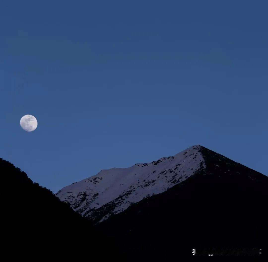 下联：沧海桑田一袋烟
上联：有请雅士[玫瑰][玫瑰][玫瑰]