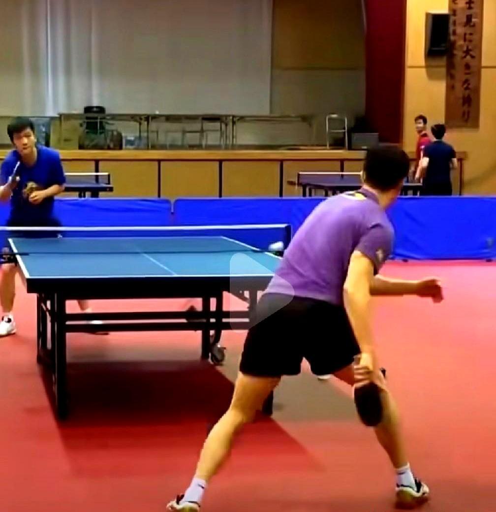 打了一辈子乒乓球，多数人依然在用手瞎够。
 
今天球台前节奏放慢，我放弃了死站着